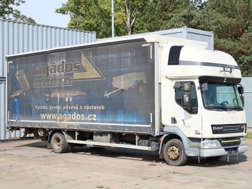 DAF LF 45.220, 20 PALET, 12 TUN, TŘÍSTRANNÁ SHRNOVACÍ PLACHTA, SPACÍ NÁSTAVBA PONY, MOTOR CUMMINS ŠESTIVÁLEC