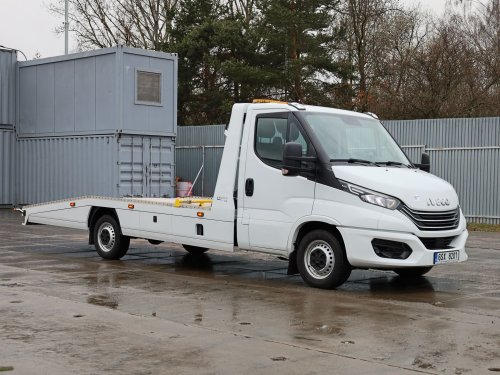 Iveco DAILY 35S18, EURO 6, 3,5 TUNY, 3 MÍSTA, MAX VÝBAVA, WEBASTO, SATELITNÍ NAVIGACE, ALU NÁSTAVBA KEGGER, NAVIJÁK