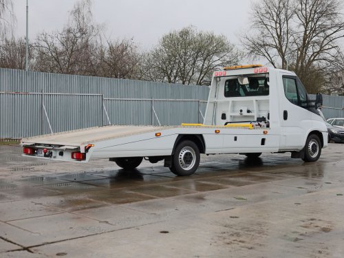 Iveco DAILY 35S18, EURO 6, 3,5 TUNY, 3 MÍSTA, MAX VÝBAVA, WEBASTO, SATELITNÍ NAVIGACE, ALU NÁSTAVBA KEGGER, NAVIJÁK