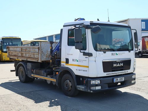 MAN TGL 12.220, NÁSTAVBA NAVARA, HYDRAULICKÁ RUKA PM 8 S DÉLKOU 8,7 METRŮ A NOSNOSTÍ AŽ 3,1 TUNY
