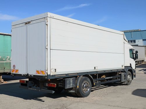 Scania P 124 GB, 18 TUN, 16 PALET, NÁPOJOVÁ NÁSTAVBA SCHWARZMÜLLER, VÝKLOPNÉ BOKY Z OBOU STRAN, ZADNÍ VRATA, NOVÁ STK